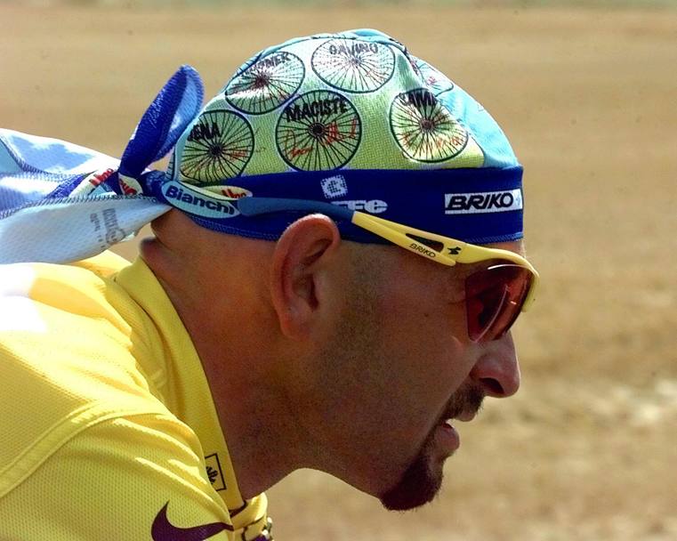 Tour de France 1998. Un concentrato Marco Pantani con la bandana, indumento che grazie a lui divenne di moda, durante la 19 tappa (Ap)